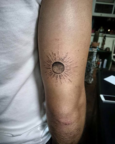 Stammestattoo Designs, Eclipse Tattoo, Tattoo Sonne, Behind Ear Tattoos, Planet Tattoos, Dot Tattoos, Half Sleeve Tattoos For Guys, Sun Tattoos, Dragon Tattoo Designs