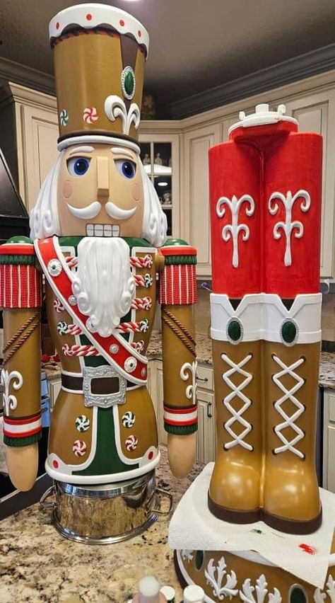 Vintage Inspired Christmas Decor, Outdoor Christmas Diy, Nutcracker Decor, Nutcracker Christmas Decorations, Christmas Soldiers, Gingerbread Decorations, Pink Xmas, Christmas Centerpieces Diy, Christmas Mantel Decorations