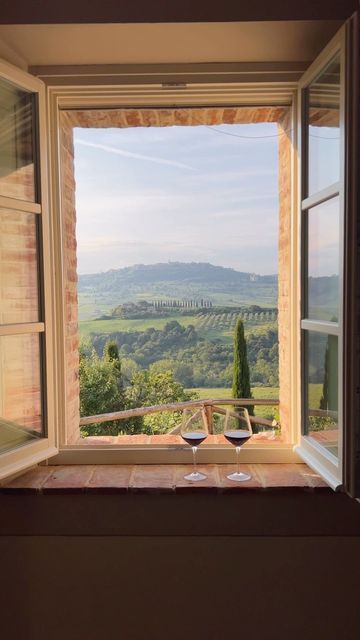 Lupaia - Hideaway in Tuscany on Instagram: "Who would you bring? #roomwithaview #hotelwithaview #hotelwithview #vistapanoramica #chevista #ausblickgeniessen #hotelmitblick #collinetoscane #vistabella #tuscanhills #tuscanyhotel #tuscany #visittuscany #visititalia #montepulciano #lupaia" Italian Vineyard House, Italy Cottage, Saturnia Italy, Tuscany Wineries, Tuscany Aesthetic, Tuscany Vineyard, Tuscany House, Italian Vineyard, Italian Summer Aesthetic