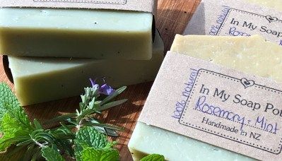 Rosemary and mint soap Mens Soap Recipe, Manly Soap Recipes, Rosemary Mint Soap, Mint Soap, Citrus Soap, Dog Soap, Healthy Face, Mint Essential Oil, Mens Soap