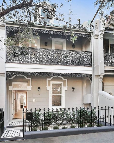 Victorian Terrace Facade, House With Terrace Balconies, Terrace Interior Design, Victorian Style Interior Design, Regency Townhouse, House With Terrace, Verandah Ideas, Terrace Exterior, Terrace Interior