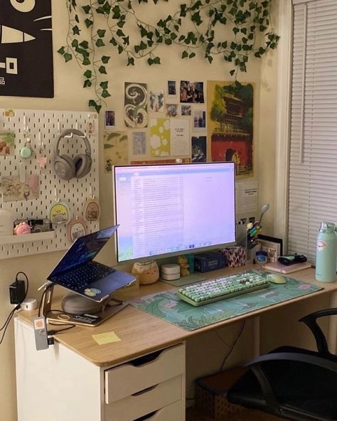 Dorm Room Desk Monitor, 3 Monitor Setup Gaming, Desk Organization With Two Monitors, Samsung Monitor Aesthetic, Cozy Monitor Setup, Samsung Monitor Setup, Dorm Pc Setup, Monitor Aesthetic Setup, Desk Setup Monitor And Laptop