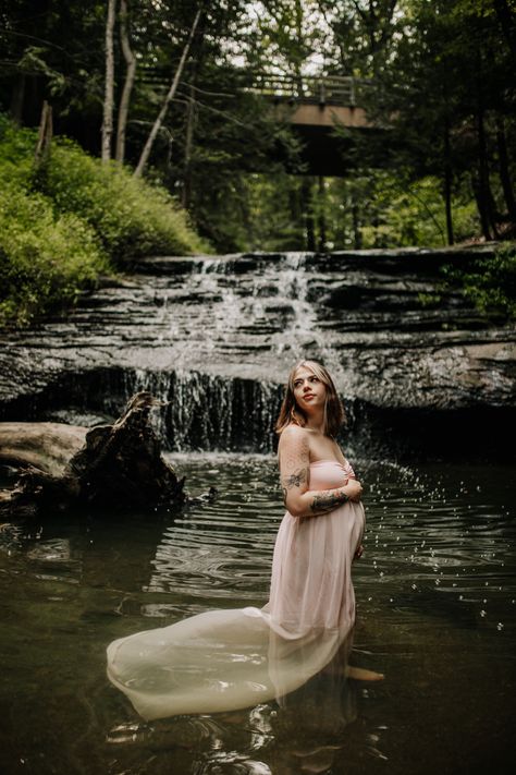 Maternity Photo Shoot Ideas Waterfall, Water Fall Maternity Shoot, Creative Maternity Pictures, Waterfall Maternity Pictures, Maternity Photo Shoot Waterfall, Maternity Photoshoot Waterfall, Waterfall Pregnancy Shoot, Maternity Photos River, Stream Maternity Shoot