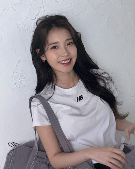 Iu Hair, New Balance Outfit, Girls Album, Female Actresses, Cosmic Girls, Korean Music, Korean Hairstyle, Korean Actress, Korean Makeup