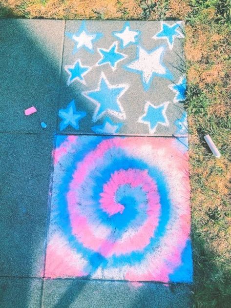 Tie Dye Chalk Art, Chalk Ideas Preppy, Vsco Chalk Art, Preppy Chalk Drawings, Preppy Sidewalk Chalk, Aesthetic Chalk Drawings, Summer Chalk Ideas Easy, Cute Summer Chalk Ideas, Chalk Art Preppy