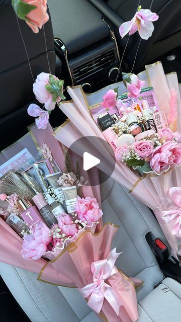 L U S H A M P E R S on Instagram: "it’s team pink always🌸💞👛🩰🎀  a makeup bouquets is what she deserves🫶🏻  DM to order💌  #makeupbouquet #makeuplover  #pinkpinkpink #teampink #pinkaesthetics #makeupgalore #makeupobsessed #lovelanguage #flowerbouquet #bouquetforher #bouquetideas #pinklover #custombouquet #girlmusthaves #skincarebouquet #bouquethacks #makeupgoods" Diy Makeup Gift Box Ideas, Makeup Flower Bouquet, Makeup Flower Bouquet Gift, Make Up Bouquet Gift Ideas, Birthday Bouquet Ideas For Her, Gift Bouquet Ideas, Makeup Bouquet Gift, Ramo Ideas, Makeup Bouquet