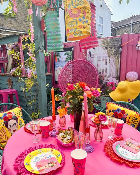 AD | FIESTA, SIESTA, TEQUILA REPEAT I adore Frida Kahlo and how incredible is this range of Frida tableware from @talkingtables_tt. The colours and designs are on point and look perfect in my colourful garden. The sun ☀️ is out and I can’t wait to invite people over for nachos and cocktails 🍹 From the plates and bunting to the cushions and candles, you will find all you need at Talking Tables and at fabulous prices. I am in love with the yellow Frida cushions, my new garden fave. What’... Frida Kahlo Kitchen Decor, Frida Khalo Furniture, Frida Khalo House, Frida Kahlo Chair, Frida Kahlo House Mexico City, Pink Garden, Al Fresco Dining, Colorful Garden, Pink Aesthetic