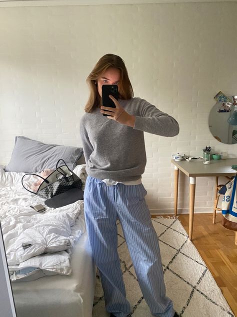 Pyjama Style Trousers Outfit, Crewneck And Trousers Outfit, Pyjama Trousers Outfit, Pyjama Pants Outfit Street Styles, Pajama Pants Outfit Aesthetic, Pajama Pants Aesthetic, Pyjama Pants Outfit, Scandi Pants, Linen Pants Outfit Fall