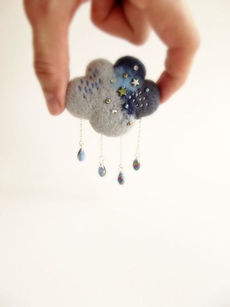 Weather Jewelry, Brooch Felt, Tovad Ull, Needle Felting Diy, Rain Cloud, Felt Jewelry, Felt Embroidery, Needle Felting Projects, Felt Brooch