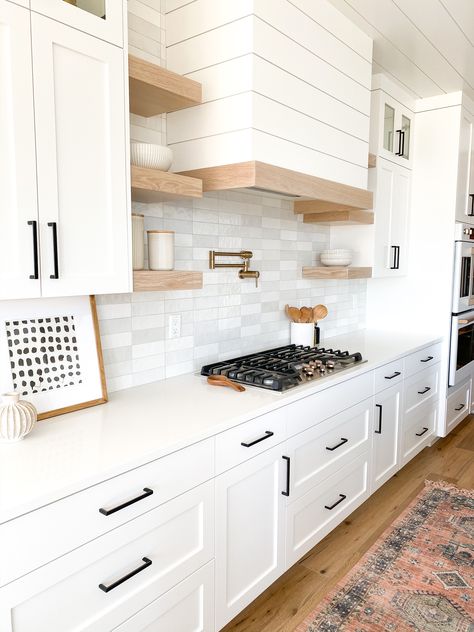 White oak Modern Farmhouse Kitchen Backsplash, Farmhouse Kitchen Backsplash, White Shaker Kitchen, Oak Shelves, Chic Kitchen, Kitchen Inspiration Design, Modern Farmhouse Kitchens, Kitchen Redo, White Cabinets