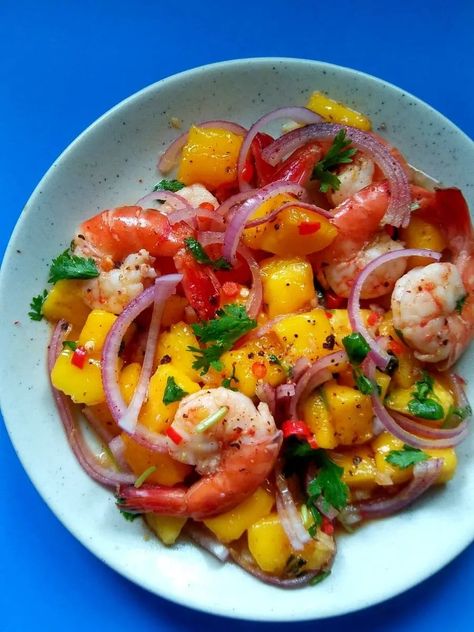 Prawn Mango Salad, Recipes With Mango, Spicy Prawns, Prawn Salad, Prawn Recipes, Grape Salad, Mango Salad, Salad Recipes For Dinner, Summer Salad Recipes