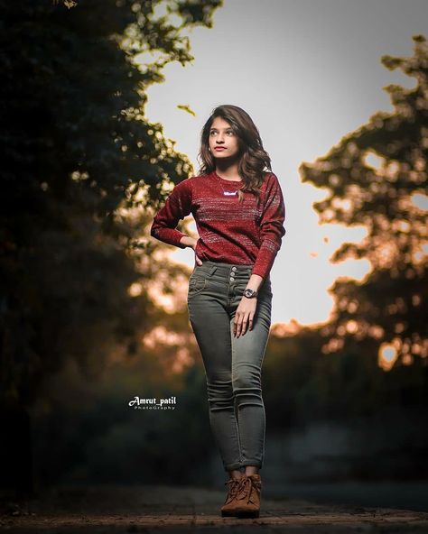 Poses In Western Dress, Single Girl Photoshoots, Modern Photoshoot, Prewedding Pose, Women Poses, Western Photoshoot, Edit Pic, Bride Photography Poses, Outdoor Girls