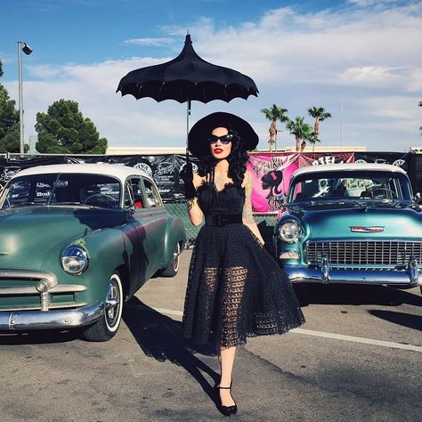 Car show casual. 💅 <3 #vlv18 #michelinepitt #vampira #goth #gothic #sorrynotsorry Glamour Ghoul, Micheline Pitt, Gothic Mode, Summer Goth, Rockabilly Dress, New Rock, Rockabilly Fashion, Pin Up Style