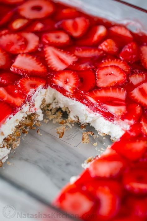 This strawberry pretzel salad is always a hit at parties. It's a strawberry jello dessert that is dangerously good! It's sweet, salty, tart and irresistible! Strawberry Jello Dessert, Pretzel Salad Recipe, Salty Tart, Strawberry Pretzel Salad Recipe, Strawberry Pretzel Dessert, Pretzel Desserts, Jello Dessert, Weight Watcher Desserts, Strawberry Pretzel Salad