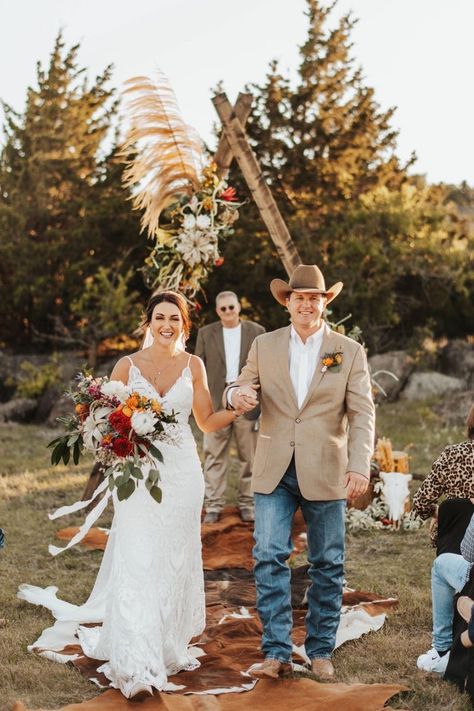 Western November Wedding, Western Groom, Country Wedding Groomsmen, Country Wedding Pictures, Wedding Fits, Wedding Groomsmen Attire, Country Western Wedding, Rusting Wedding, Western Themed Wedding