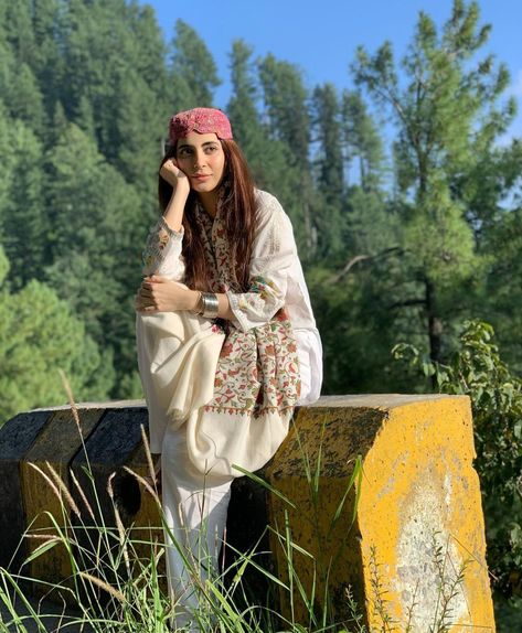 Mountain Photo Ideas, Urwa Hocane, Kashmir Trip, Mountain Photoshoot, Travel Instagram Ideas, Anklets Indian, Mountain Outfit, Black And White Art Drawing, Travel Pictures Poses