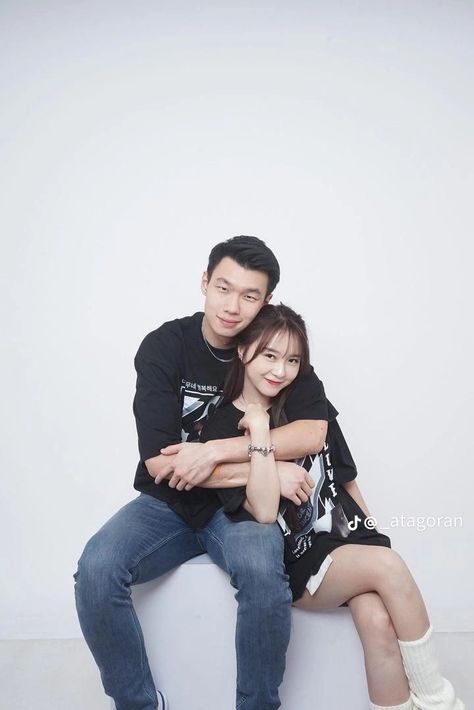 Funny Couple Poses, Sama Ayang, Kebaya Dress, Studio Poses, Couple Pose, Aesthetic Couple, Couples Anniversary, Pictures Poses, Model Poses Photography