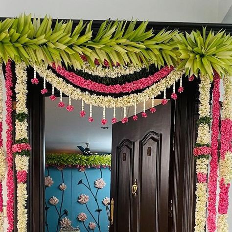 House Warming Flower Decoration Ideas, Pelli Decoration, Door Flower Decoration, Event Flower Arrangements, Entrance Door Decor, Chennai Wedding, Small Wedding Decor, Welcome Home Decorations, Simple Stage Decorations