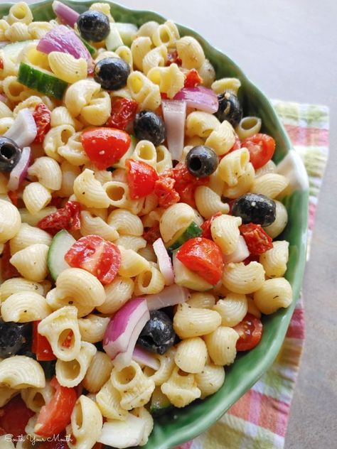 Olive Garden Dressing Pasta Salad, Pasta With Italian Dressing, Best Pasta Salad Ever, Best Pasta Salad Recipe, Cold Italian Pasta Salad, Italian Dressing Pasta Salad, The Best Pasta Salad, Salad Italian, Cookout Menu