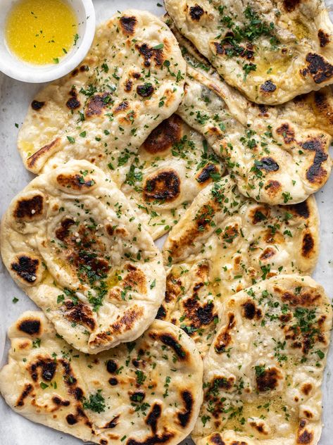 Garlic Butter Naan Naan Recipe Without Yeast, Garlic Naan Recipe, Butter Naan, Pain Naan, Recipes With Naan Bread, Quick Pizza, Flat Breads, Garlic Naan, Naan Recipe