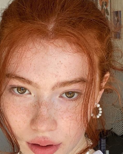 Models With Freckles, Ginny Weasley Aesthetic, Aesthetic Harry Potter, Ginger Models, Weasley Aesthetic, Women With Freckles, Beautiful Freckles, Strawberry Hair, Redhead Models