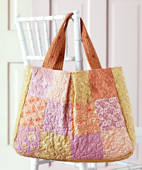 This easy-to-sew tote makes shopping even more fun. Change fabrics for a seasonal look, or choose prints in colors to showcase team spirit. Patchwork Purses, Diy Handbags, Sew Together Bag, Patchwork Projects, Tote Bag Pattern Free, Sew Bags, Patchwork Tote Bags, Quilting Patchwork, Make A Quilt