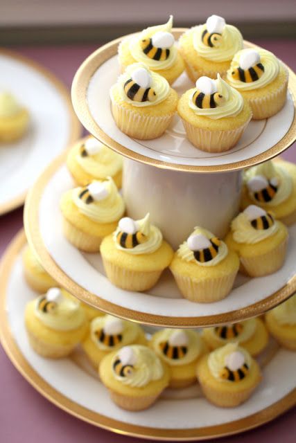 Bee Favors, Daisy Cupcakes, Bee Cupcakes, Baby Shower Souvenirs, Honey Wedding, Banana Cupcakes, Bee Baby Shower Theme, Cupcakes Decorados, Bee Birthday