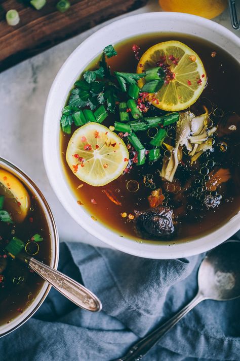 Vegan Broth, Bouillon Thai, Mushroom Broth, Broth Recipes, Vegan Soups, Vegan Soup, Vegetable Stock, Healthy Nutrition, Soup And Salad