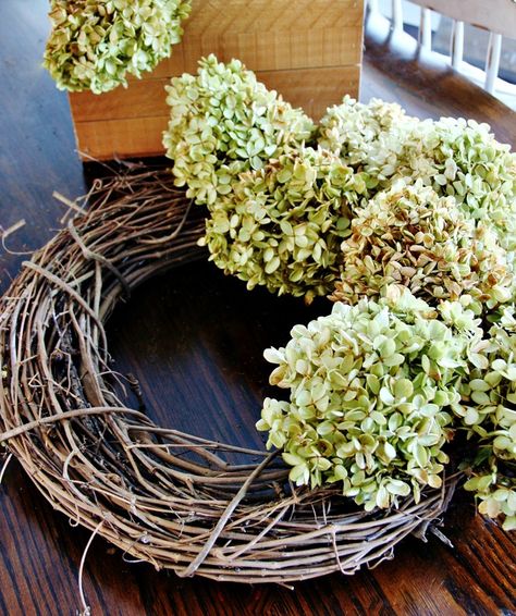 Hydrangea Fall Decor, Fall Flower Display, Hydrangea Wreath Diy, Fun Wreaths, Fall Hydrangea Wreath, Decorative Wreaths, Mom Crafts, Flower Displays, Fall Hydrangea