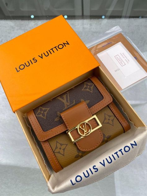 Shopping Luxury, Louis Vuitton Wallet, Chloe Faye, Designer Handbag, Wallet Card, Lv Wallet, Clothes Dress, Louis Vuitton Men, Coin Pouch