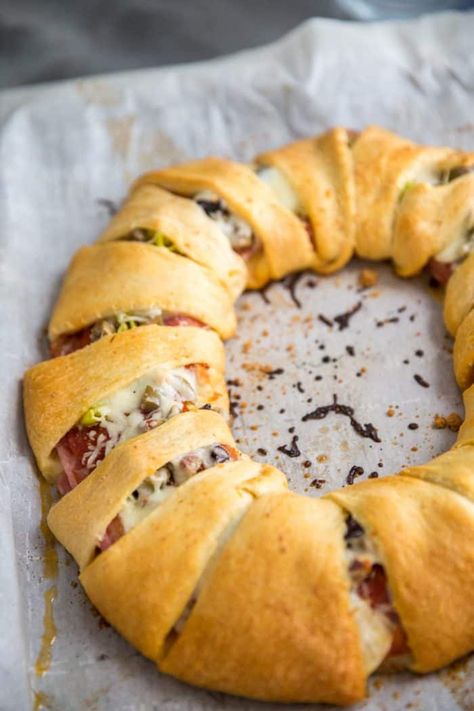 This antipasto crescent ring recipe is easy and fun to share! This easy appetizer is filled with a blend of meats and cheeses that is tasty and delicious! Crescent Ring Recipes, Spanakopita Recipe, Antipasto Salad, Pillsbury Recipes, Crescent Ring, Sunburst Pattern, Crescent Roll Recipes, Crescent Roll, Meat And Cheese