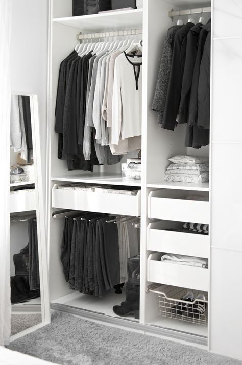 Marie Condo Ideas, Simple Wardrobe Design Small Spaces, Minimal Wardrobe Minimalist Closet, Minimal Closet Design, Simple Wardrobe Design, Marie Condo, Reorganize Bedroom, Closet Minimalista, Small Closet Design