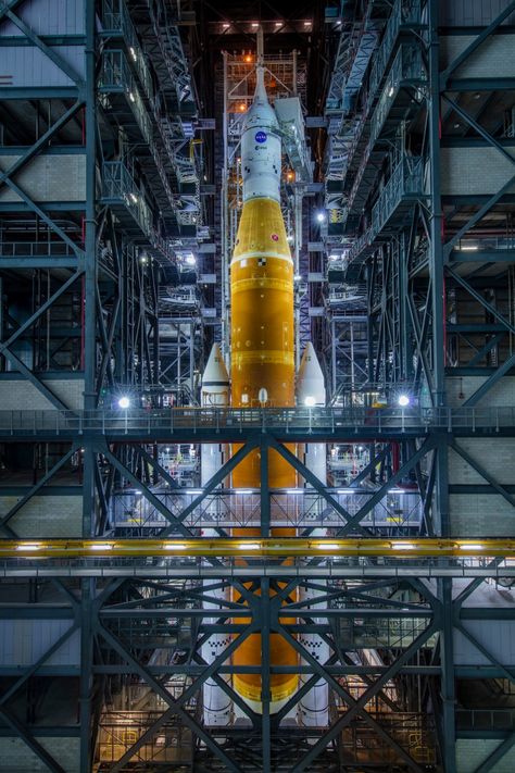 Rocket Launch Pad, Nasa Rocket Launch, Vegan Simple, Flight Facilities, Orion Spacecraft, Nasa Rocket, Apollo Space Program, Nasa Space Program, Space Launch System