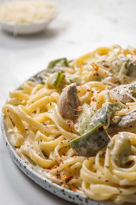 Creamy Mushroom Zucchini Pasta, Veggie Linguine Recipes, Zucchini Mushroom Pasta Recipes, Creamy Zucchini Pasta, Mushroom Zucchini Pasta, Zucchini Mushroom Pasta, Pasta With Zucchini And Mushrooms, Mushroom Zucchini Recipe, Creamy Cheesy Pasta