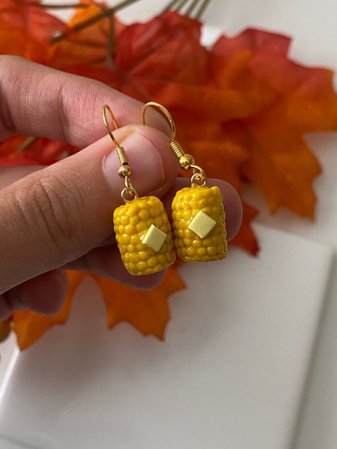 corn in the cob earrings are back!! Earrings are sterling silver! Hypoallergenic and S925 stamped!Please note:polymer clay charms are durable, but still need to be handled with care (: These clay charms are hand made and are not perfect! They may vary from the one in the picture but still just as cute!Colors may not be the exact same shade as the photo due to the lighting. All charms are individually packaged and shipped in a padded envelope to avoid any damage!WARNING: This item is NOT EDIBLE a Polymer Clay Pretzel, Polymer Clay Pie Earrings, Food Earrings Polymer Clay, Clay Thanksgiving Earrings, Polymer Clay Thanksgiving, Mini Things To Make Out Of Clay, Thanksgiving Clay Ideas, Corn In The Cob, Cute Polymer Clay Charms