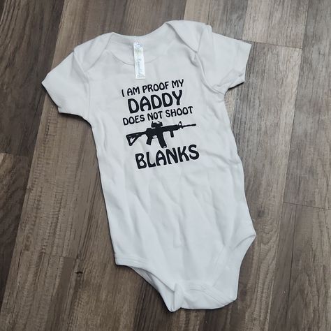 Custom Made Graphicbonesie " I'm Proof My Daddy Doesn't Shoot Blanks White / Black Size 12mo Unisex Brand New - Never Worn Graphic Onesie. This Is The Perfect Baby Shower Or 1st Birthday Gift. If Buying As A Gift, Please Message Me, And I Will Wrap It Up. Graphic Onesies, Cute Pregnancy Announcement, Cricut Baby, Custom Onesies, Baby Boutique Clothing, 1st Birthday Gifts, Perfect Baby Shower, Holiday Baby