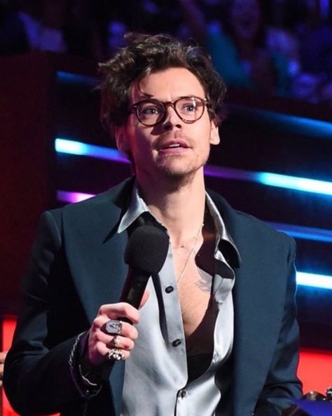 Harry Styles Glasses, Running Through My Head, Boy Styles, Harry Styles Outfit, Harry Styles Hot, Good Lord, Post Grad, Harry Styles Wallpaper, Harry Styles Pictures