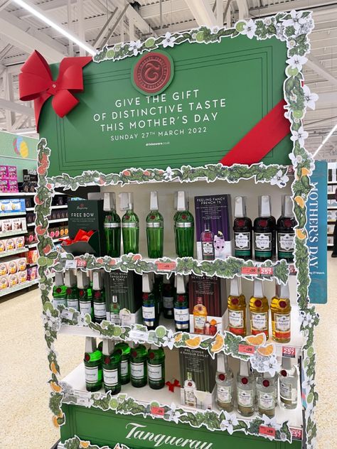 Gin Display, Tanqueray Gin, Cardboard Display, Holiday Campaign, Pos Display, Holiday Store, Store Displays, Display Design, Retail Display