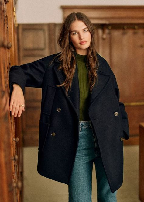 Sacha Coat - Navy - Recycled wool - Sézane Tomboy Stil, Navy Outfit, Navy Coat, Pondicherry, Neue Outfits, Denim T Shirt, Fall Winter Wardrobe, Tomboy Fashion, Pea Coat