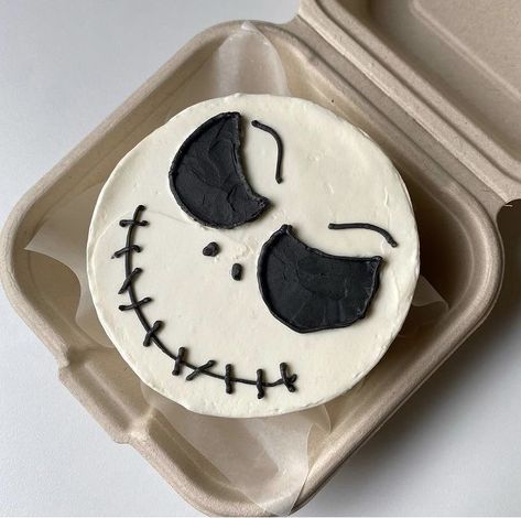 Halloween Cake Nightmare Before Christmas, Halloween Birthday Cakes Aesthetic, Cake Inspo Halloween, Halloween Cakes Aesthetic, Halloween Bento Cake Ideas, Simple Nightmare Before Christmas Cake, Aesthetic Halloween Cake, Fall Cake Aesthetic, Halloween Lunch Box Cake