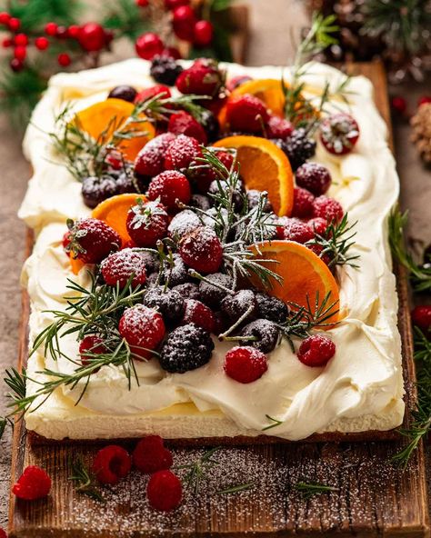 Dessert With Fresh Fruit, Christmas Dessert No Bake, Cheesecakes For Christmas, No Bake Cheesecake Christmas, Easy Baked Cheesecake Recipes, Desserts For Dinner Party, Dessert For A Crowd Easy, Christmas Torte, Xmas Cheesecake