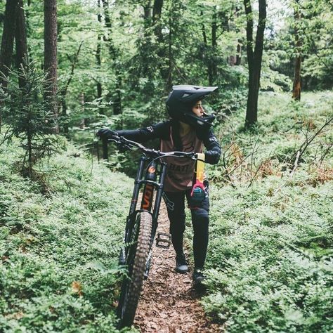 Mtb Aesthetic, Mountain Bike Aesthetic, Mountain Biking Outfit, Mountain Bike Women, Mountain Bike Training, Biking Aesthetic, Workout Wall, Top Bikes, Best Mtb