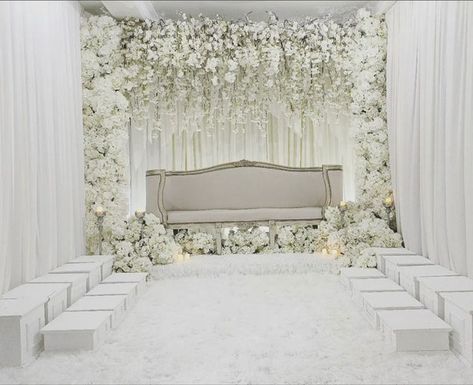 Top 300+ All White Wedding Reception Ideas Pelamin All White, Pelamin Simple Elegant, White Wedding Reception Ideas, Pelamin Rumah, All White Wedding Reception, Dekor Akad, Pelamin Nikah, White Wedding Reception, Nikah Decor