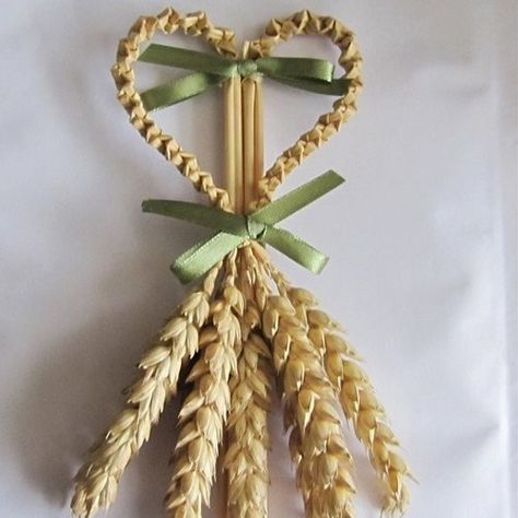 Create a Traditional Corn Dolly - The Corn Hall Symbol For Good Luck, Corn Dollies, Wheat Decorations, Harvest Festival Decorations, Dried Flowers Crafts, Corn Dolly, Corn Husk Dolls, Straw Weaving, Tie Crafts