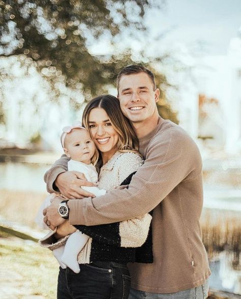 Fall Photoshoot Family, First Family Photos, Christmas Family Photoshoot, Family Photos With Baby, Family Photoshoot Poses, Fall Family Portraits, Fun Family Photos, Sadie Robertson, Family Portrait Poses