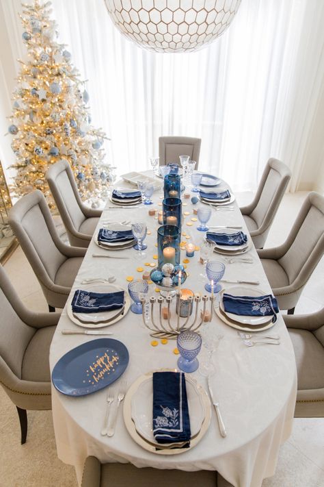 Decorating For Hannukah, Hanukkah Dinner Table Settings, Hannukah Table Decorations, Hanukkah And Christmas Together, Hannakuh Decorations, Christmas And Hanukkah Together Decor, Chanukah Tablescapes, Hannukah Tablescapes, Hanukkah Centerpieces