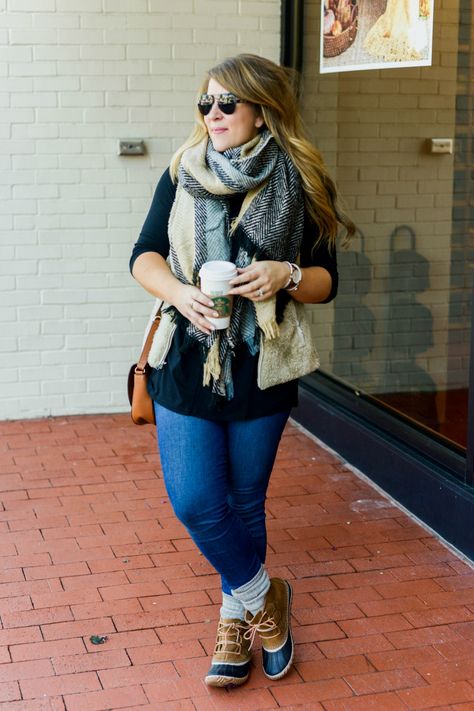 Navy Duck Boots Outfit, Duck Boots Outfit Plus Size, Short Duck Boots Outfit, Duck Shoes Outfit, Boots Outfit Rainy Day, Duck Boots Outfit Rainy Day, Duck Boot Outfit Ideas, Duck Boots Outfit Fall, Sperry Duck Boots Outfit