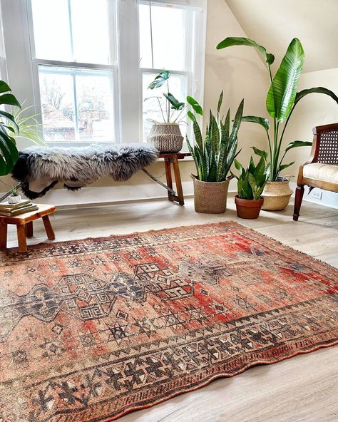 Modern Bohemian Interior Design, Apartment Boho, Antique Living Room, Boho Apartment, Living Room Bohemian, Boho Apartments, Bedroom Bohemian, Vintage Style Rugs, Bohemian Interior Design