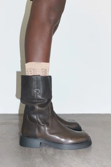 Aron Brown Boots | Miista Europe | Made in Portugal Boots Fall 2024, Boots 2024 Trend, Brown Booties Outfit, Flat Boots Outfit, Brown Boots Outfit, 2024 Fits, Brown Winter Boots, Biker Aesthetic, Booties Outfit