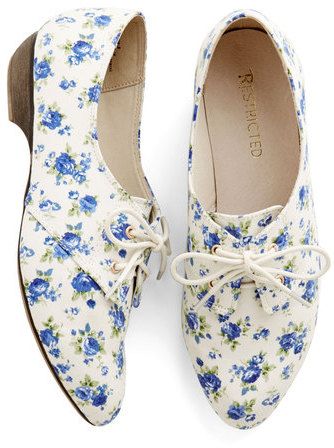 Blue floral flat Hipster Shoes, Oxford Shoes Outfit, Mode Shoes, Vintage Flats, Floral Shoes, Prom Shoes, Menswear Inspired, Soft Grunge, Grunge Style